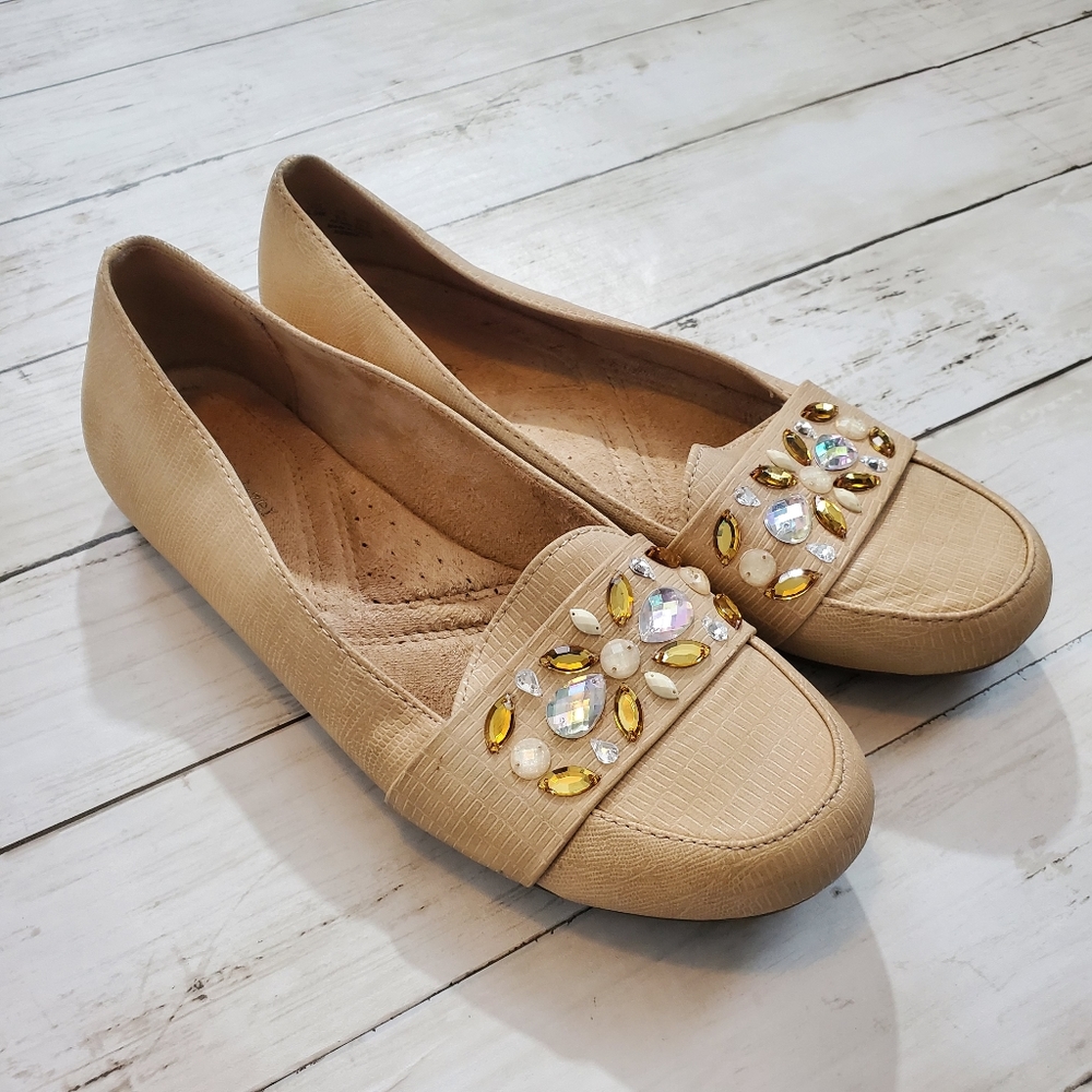 Naturalizer tan embellished jeweled loafer flats nude size 8.5